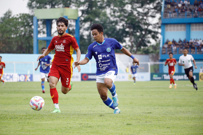 BERBAGI ANGKA: Pemain Persiku Kudus dan Persijap Jepara berduel memperebutkan bola di&nbsp;Stadion Wergu Wetan Minggu (15/9).