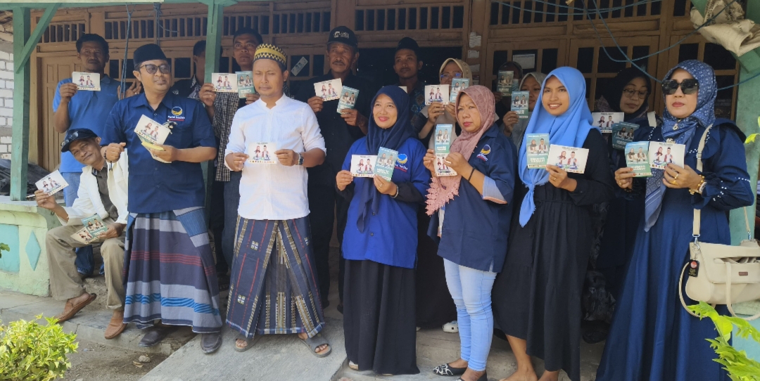 DOOR TO DOOR: Partai Nasdem melakukan gerakan blusukan door to door untuk mengenalkan sosok Vivit-Gus Umam sebagai calon Bupati dan Wakil Bupati Rembang ke rumah-rumah warga.