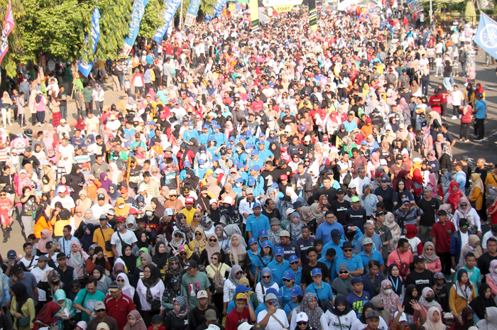 SEHAT BERHADIAH: Sebanyak 10.000 peserta Mlaku Bareng Pj Bupati Kudus start dari Alun-alun Simpang Tujuh Kudus kemarin (15/9).