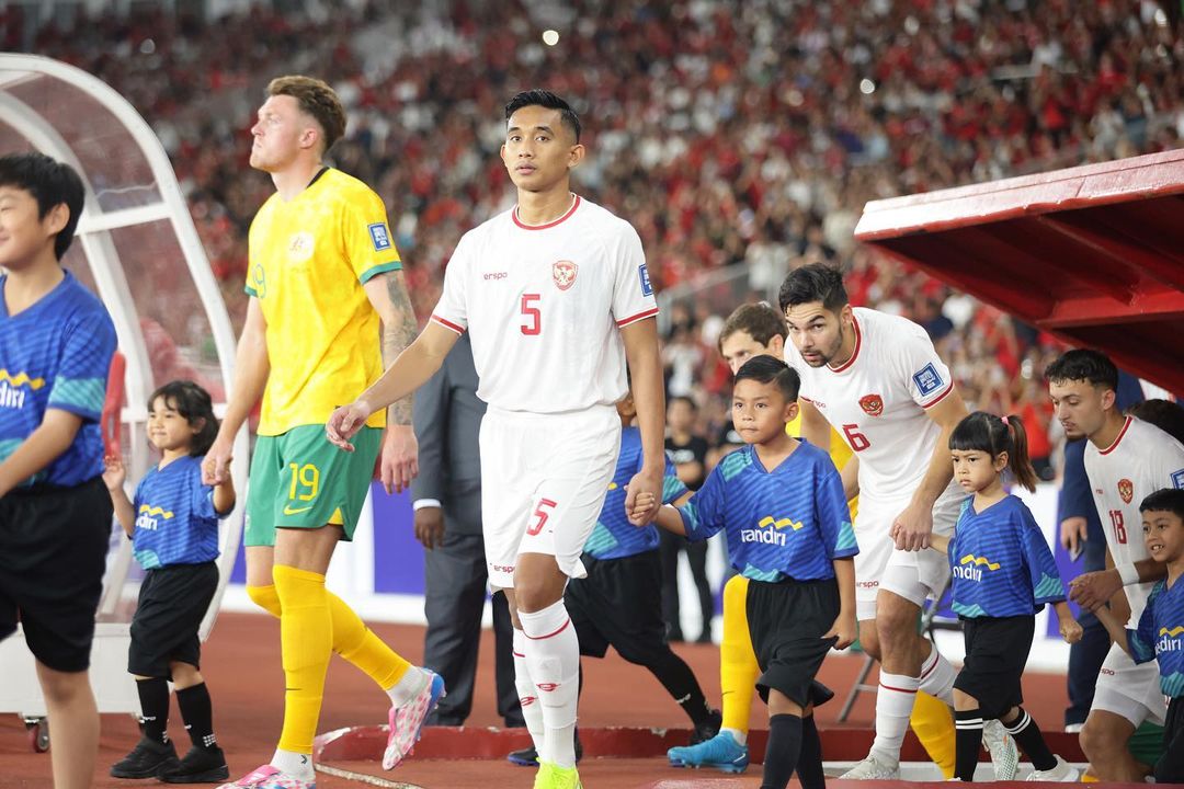 TANGGUH: Rizky Ridho bermain tangguh ketika menghadapi Australia pada laga lanjutan Kualifikasi Piala Dunia 2026. Ia disebut layak bermain di Eropa oleh Justin Hubner. (@rizkyridhoramadhani)