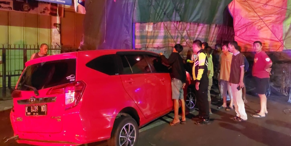 RUSAK: Mobil Toyota Calya milik Indra Warga Kelurahan Tanjungsari, Rembang ringsek usai ditabrak truk pada Senin (16/9) malam.