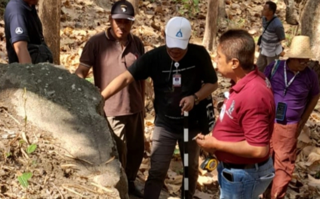 CEK TEMUAN: BPK wilayah X melakukan pengecekan dua prasasti beraksara cina kuno di Desa Warugunung, Kecamatan Pancur baru-baru ini.