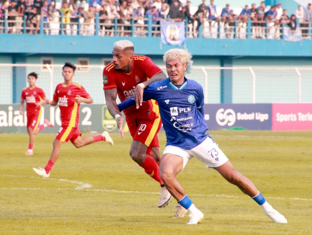 PUCUK: Penggawa Persijap Jepara adu duel dengan bek Persiku Kudus dalam pertandingan Liga 2 yang digelar di Stadion Wergu Wetan Kudus Minggu (15/9).