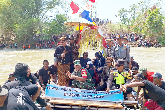 TRADISI: Warga Desa Ngombak dan Karanglangu Kecamatan Kedungjati, Grobogan, saat meramaikan tradisi asrah batin di sungai Tuntang.