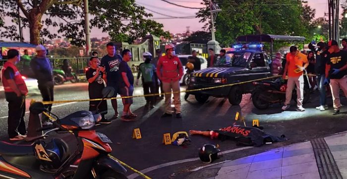 Anggota Inafis Polrestabes Semarang melakukan olah TKP di lokasi kejadian, Selasa (17/9/2024). (M Hariyanto/Jawa Pos Radar Semarang)