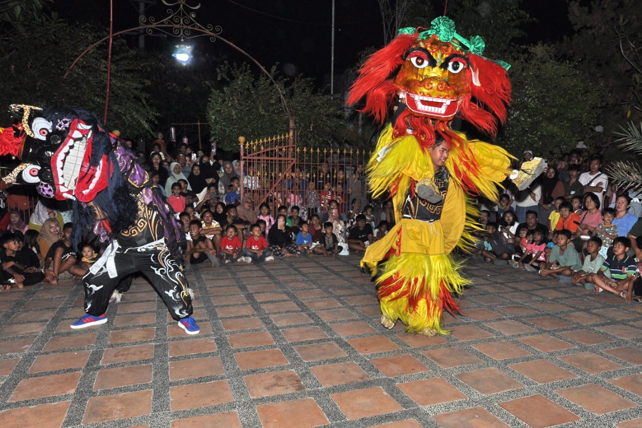 RAMAI: Barongsai binaan Kelenteng Hok An Bio Purwodadi saat tampil di Mid Autum Festival, Selasa (17/9) malam.
