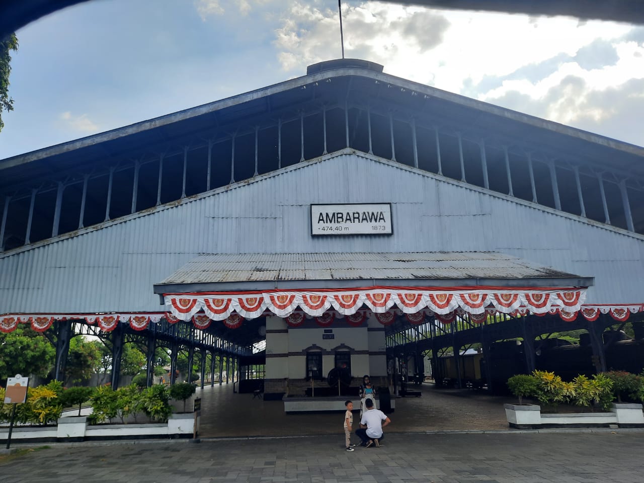 BERSEJARAH : Bangunan Stasiun Ambarawa mirip dengan Stasiun Kedungjati terlihat estetik dan masih tampak kokoh.