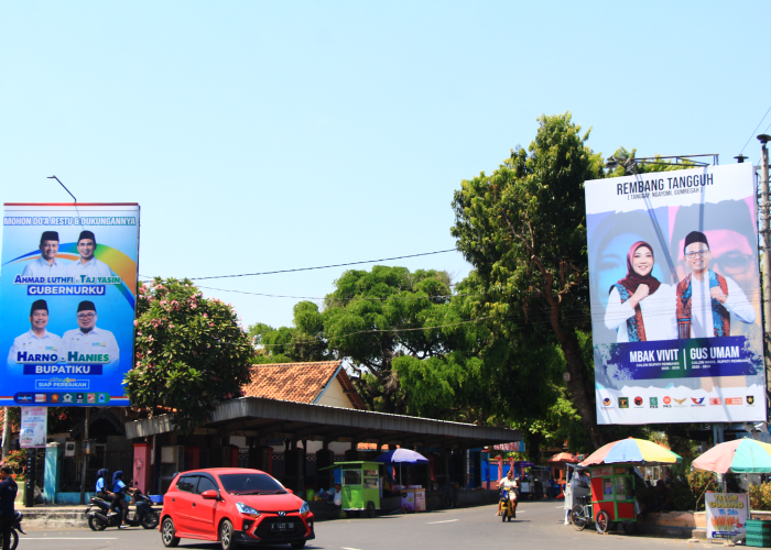 TERPAMPANG: Salah satu lokasi terpampangnya reklame Pasangan Calon Bupati dan Wakil Bupati  Rembang berada di sisi Alun-Alun Rembang.