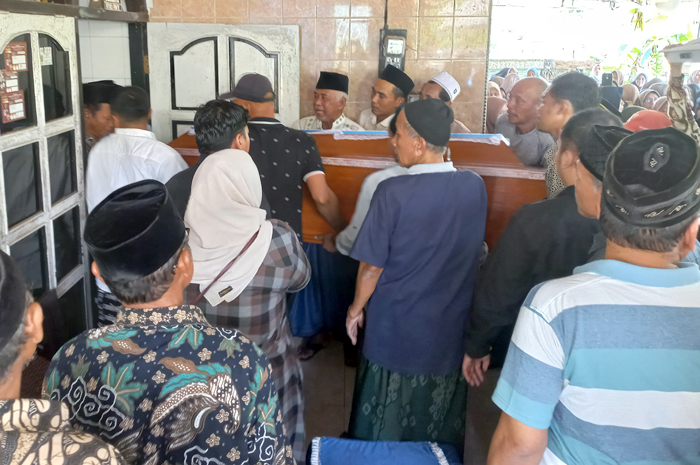 TEWAS DI SEMARANG: Jenazah Muhammad Tirza Nugroho Hermawan, korban penyeroyokan telah sampai ke rumah duka di Desa Bandungharjo, Donorojo, Jepara, kemarin.