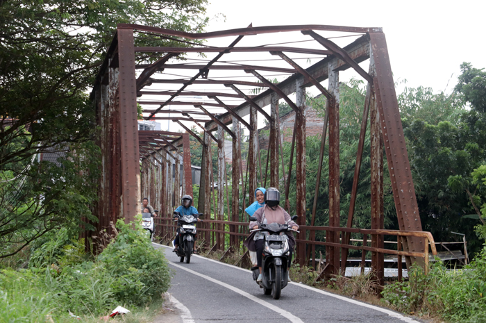 SEGERA DIBANGUN: Warga melintasi Jembatan Karangsambung di Desa Bae.