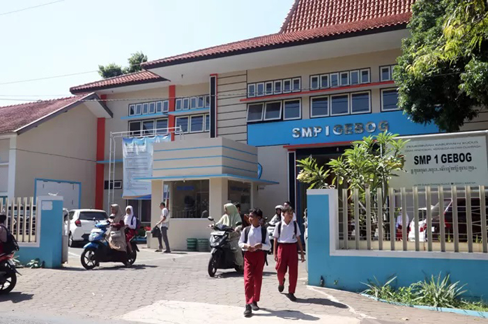 SEKOLAH TERPILIH: Kondisi SMP 1 Gebog Kudus saat pulang sekolah. Sekolah ini akan menjadi pilot project program makan siang bergizi gratis.