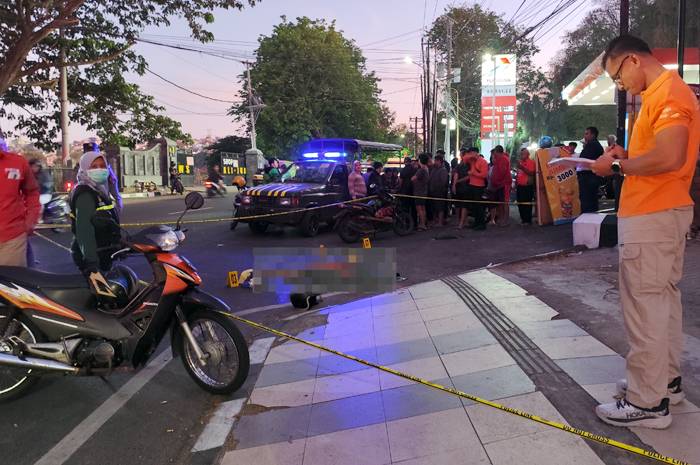 MENGENASKAN: Petugas kepolisian melakukan olah TKP pembacokan mahasiswa Udinus asal Jepara di depan SPBU Bendan Ngisor, Semarang, kemarin pagi.