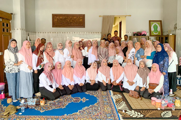 SILATURAHMI: Bakal calon Bupati&nbsp;Rembang Vivit Dinarini berfoto bareng&nbsp;ikatan Guru Taman Kanak-kanak Indonesia (IGTKI) dan Kelompok Bermain (KB) se-Kabupaten Rembang, Rabu (18/9).
