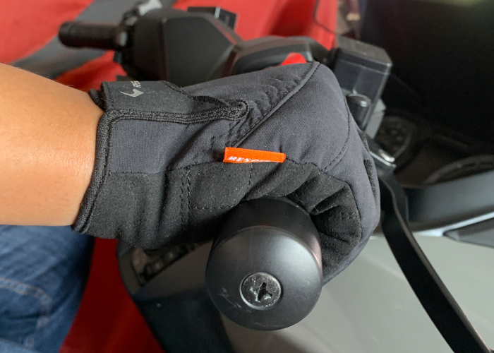 Illustrasi pegang stang.