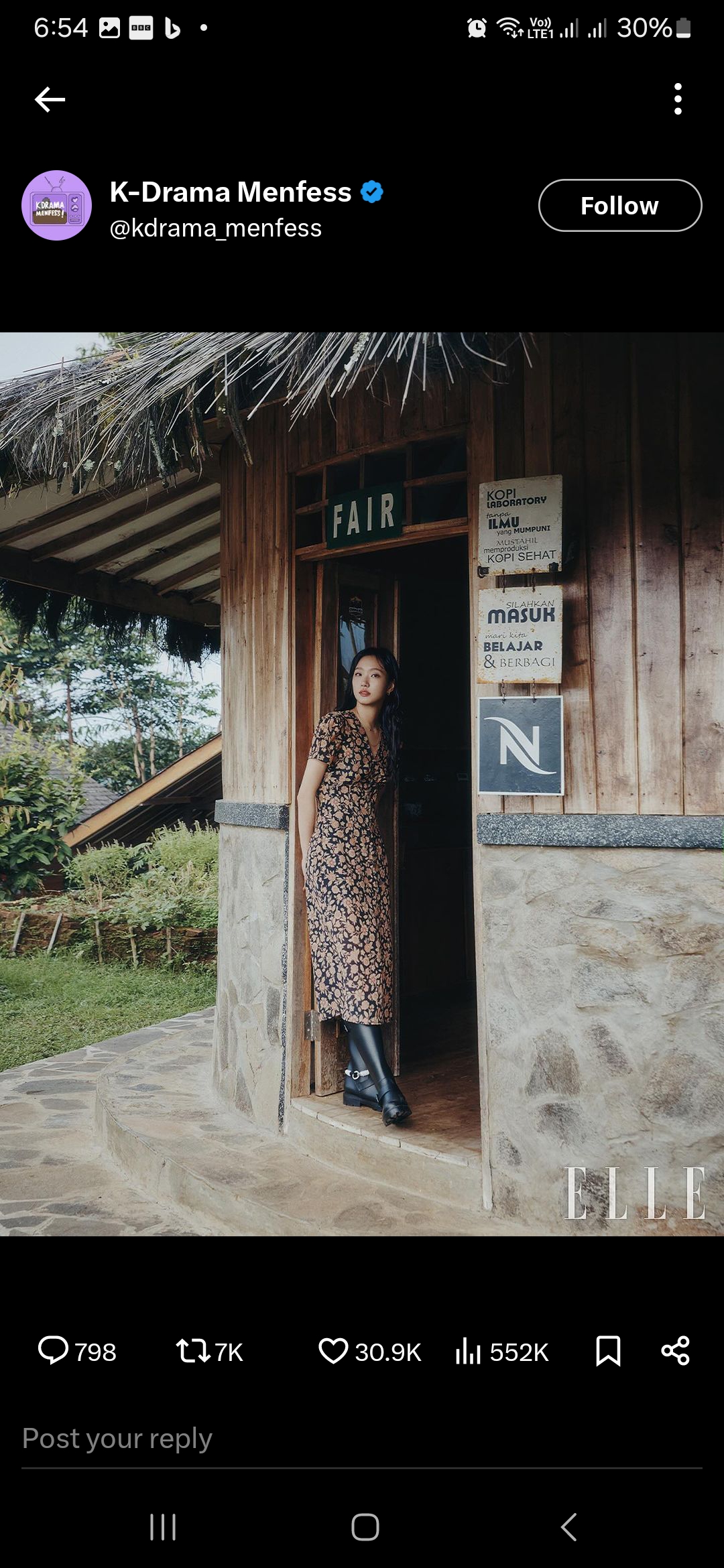 Kim Go Eun mengenakan dress motif.