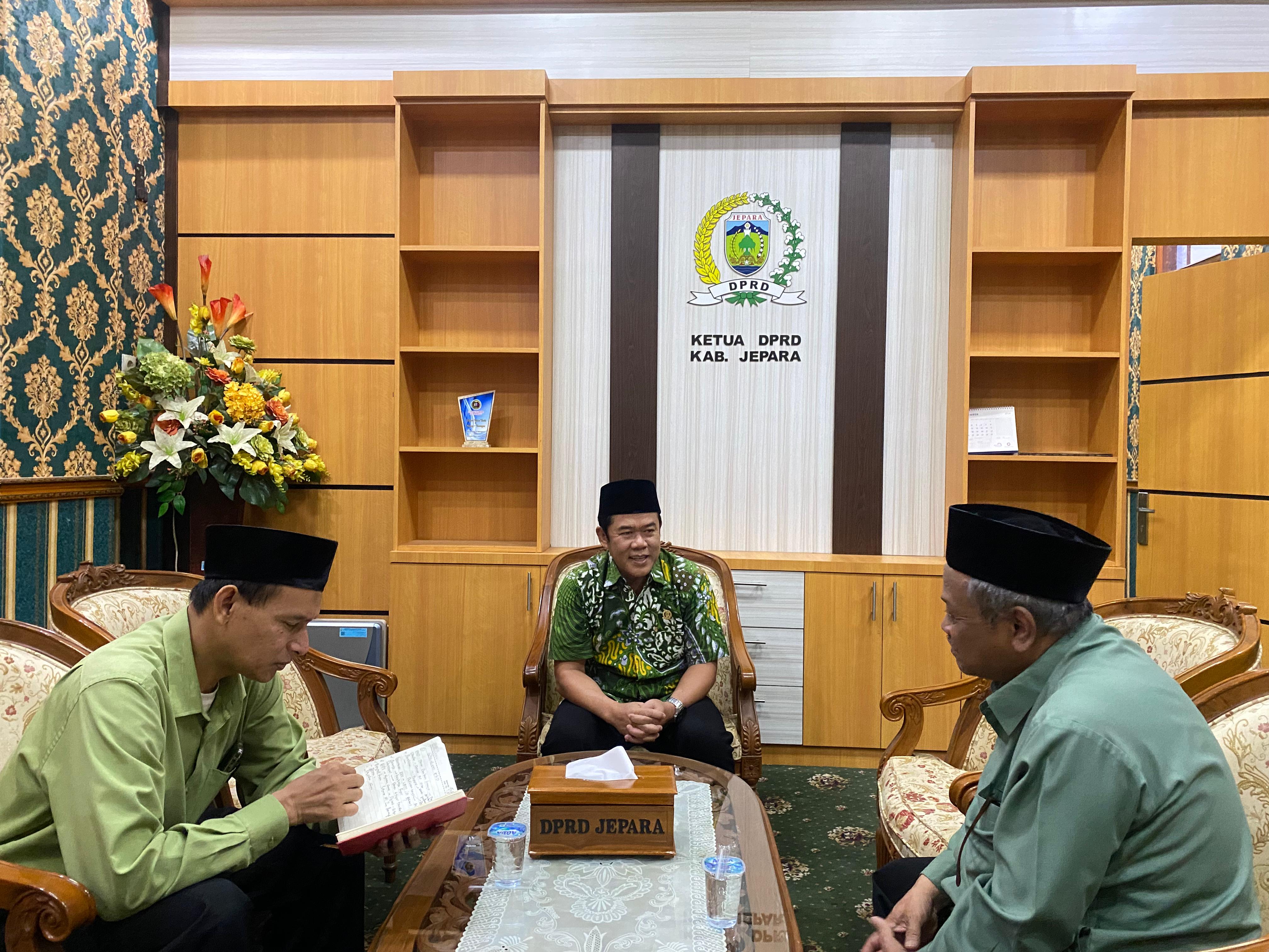 ADEM: Ketua sementara DPRD Jepara Agus Sutisna menerima kunjungan calon guru besar Unisnu Jepara Subaidi.