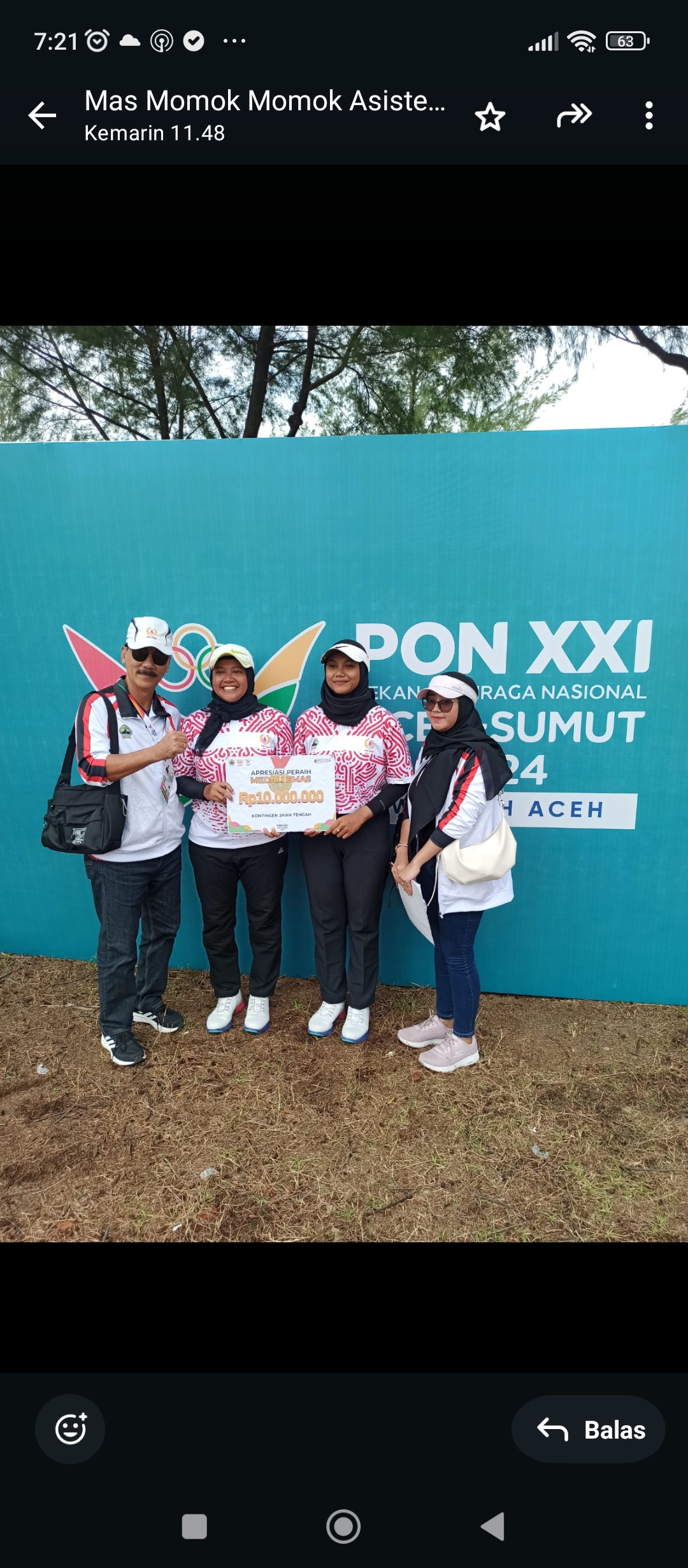 BONUS: Atlet Woodball Jepara Celsy Silviana (dua dari kanan) usai meraih medali emas dalam ajang PON Aceh.
