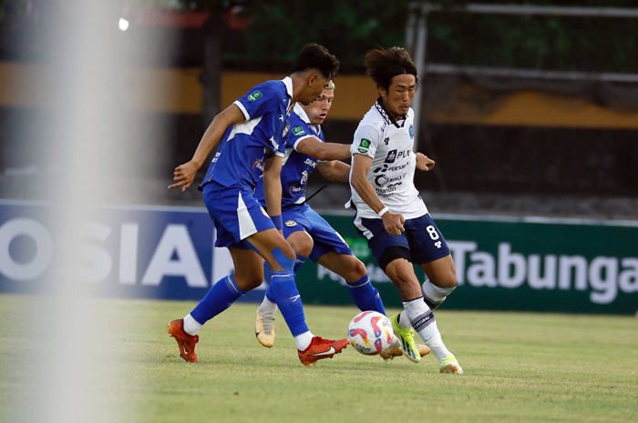 GAGAL LAGI: Pemain Persiku Renshi (kanan) berebut bola dengan pemain Adhyaksa.