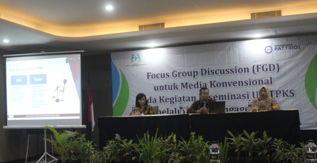 FGD: Asisten Deputi Perumusan Kebijakan Perlindungan Hak Perempuan KemenPPA Agung Budi Santoso (tengah) berikan pemahaman terhadap media dan lembaga penyedia layanan di MG Setos Hotel Semarang.