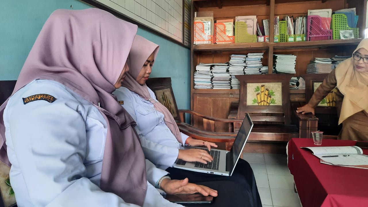 SIMULASI: SDN 04 Sindurejo saat simulasi ANBK hari pertama Senin (23/9).