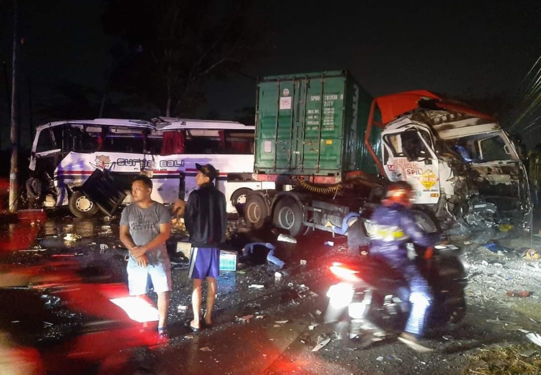 REMUK: Kecelakaan lalu lintas melibatkan bus dan dua truk terjadi di jalur Pantura Pati-Rembang, tepatnya di Kecamatan Batangan, Kabupaten Pati terjadi pada Senin (23/9) dini hari.