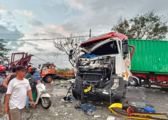 REMUK: Kecelakaan lalu lintas melibatkan bus dan dua truk terjadi di jalur Pantura Pati-Rembang, tepatnya di Kecamatan Batangan, Kabupaten Pati pada Senin (23/9) dini hari.