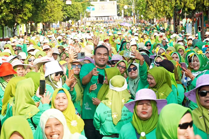 RAMAI: Bupati Blora Arief Rohman saat melepas pemberangkatan jalan sehat yang diadakan Pimpinan Cabang Muslimat NU Blora.