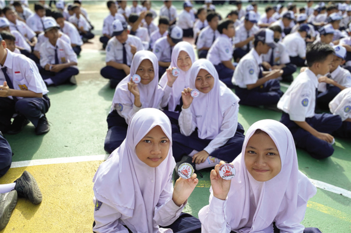 KREATIF: Siswi menunjukkan pin anti-bulliying.