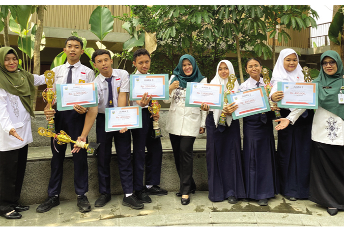 BERPRESTASI: Para juara Festival Tunas Bahasa Ibu foto bersama kepala sekolah dan guru.