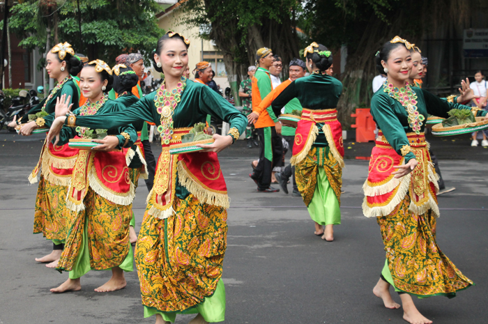 HARI JADI KE-475: Tari sego kepel khas Loram Kulon, Jati, Kudus, memeriahkan apel Hari Jadi ke-475 Kudus di halaman Pendapa Kabupaten Kudus kemarin.