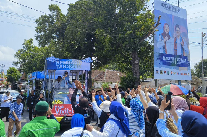 DISAMBUT GEMBIRA: Calon Bupati Vivit Dinarini menyapa para simpatisan selepas mendapat nomor urut satu saat pada pengundian peserta Pilkada 2024 kemarin.