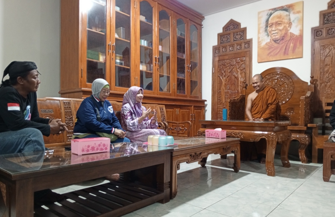 SILATURAHMI: Cabup Vivit silaturahmi di kediaman Bhikkhu Piyadhiro Thera di Vihara Ratanavana Arama, di Desa Sendangcoyo, Lasem pada Senin (23/9) malam.