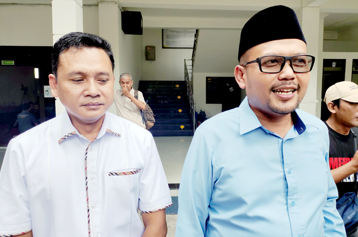 TAK AMBIL PUSING: Ketua Pemenangan Hartopo-Wahib, Sulistyo Utomo (kanan) dan Sekretaris pemenangan, Wahyudi memberikan keterangan.