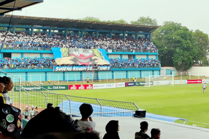 DITAMBAH: Suporter Macan Muria memberikan dukungan kepada Persiku saat berlaga di Stadion Wergu Wetan.