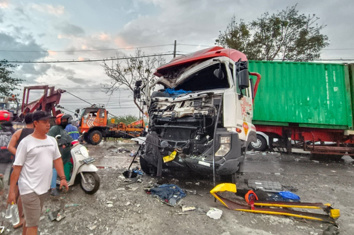 TRAGIS: Kondisi truk tronton pasca kecelakaan lalu lintas di Jalur Pantura Batangan, Pati, kemarin pagi.