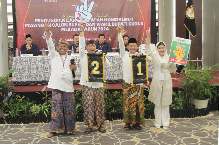 SIAP BERSAING: Pasangan Sam&rsquo;ani-Bellinda (kanan) bersama Hartopo-Mawahib menunjukkan nomor urut cabup-cawabup Kudus.