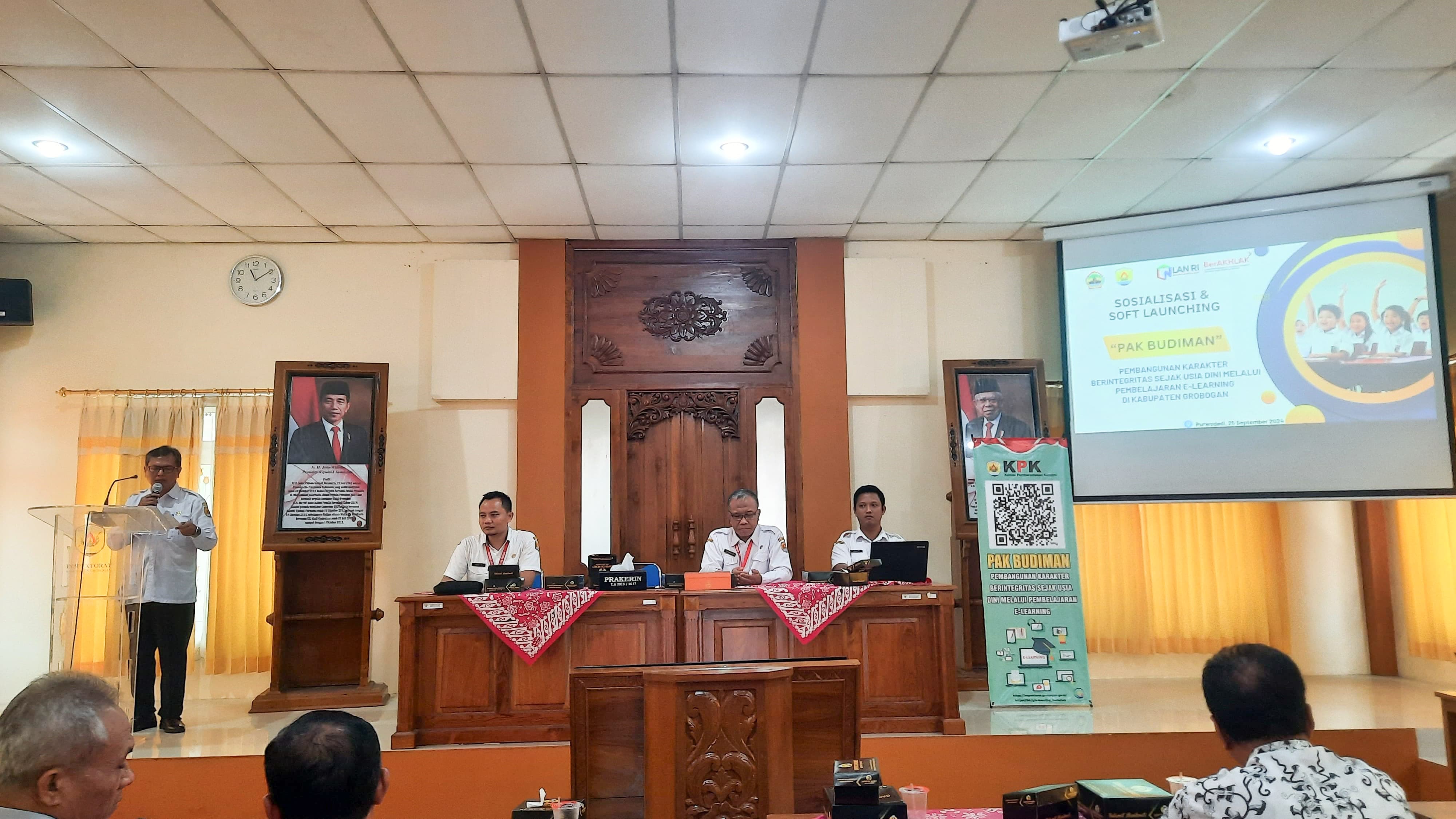 SOSIALISASI: Staf Ahli Bupati Grobogan Bidang Pemerintahan Hukum dan Politik Moch Fachrudin, Inspektur Kabupaten Grobogan Moch Susilo saat soft launchin Pak Budiman