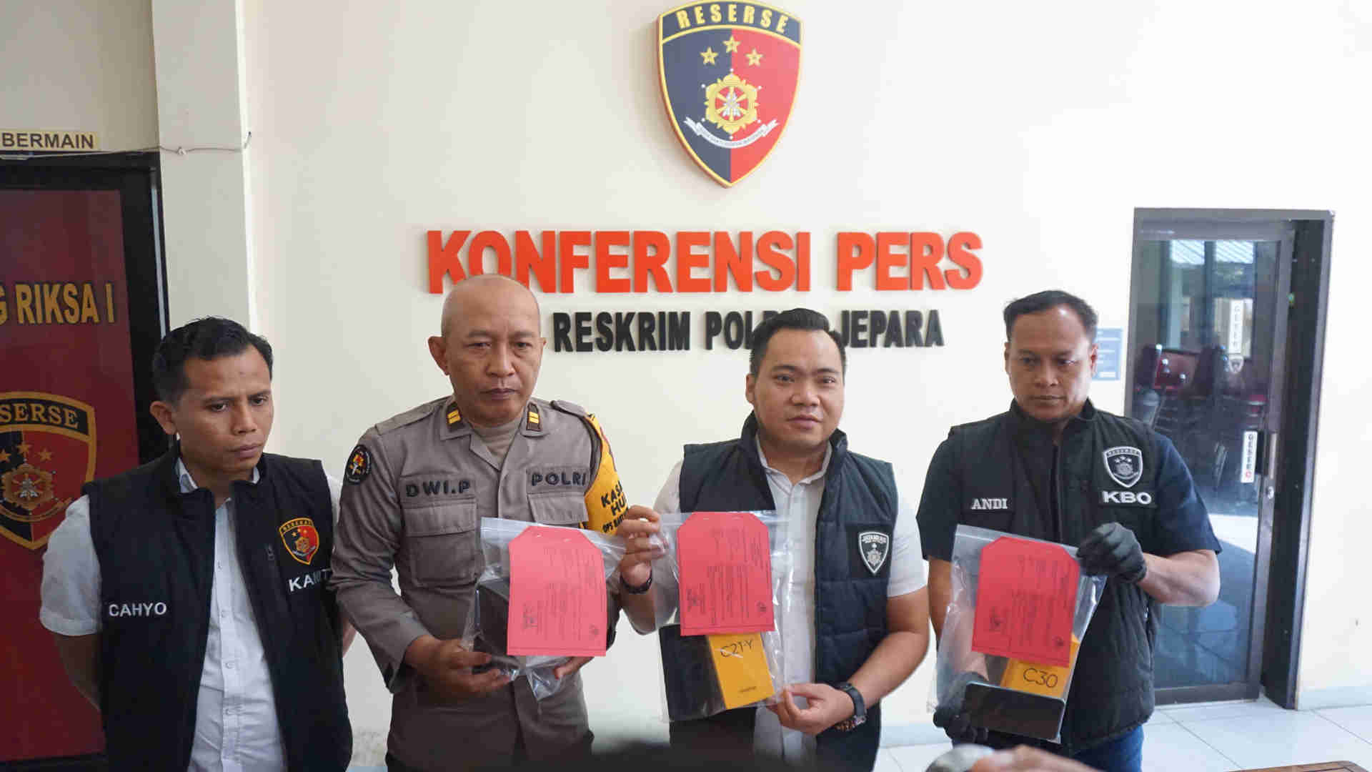 BARANG BUKTI: Satreskrim Polres Jepara menunjukkan barang bukti kasus perampasan HP oleh sejumlah anak Punk di Jepara baru-baru ini.