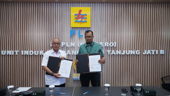 MAKIN BAIK: General Manager PLN UIK Tanjung Jati B, Dony Ocniza bersama Kepala Dinas Kelautan dan Perikanan Provinsi Jawa Tengah, Ir. Fendiawan Tiskiantoro menunjukkan MoU kerja sama Rabu (18/9).