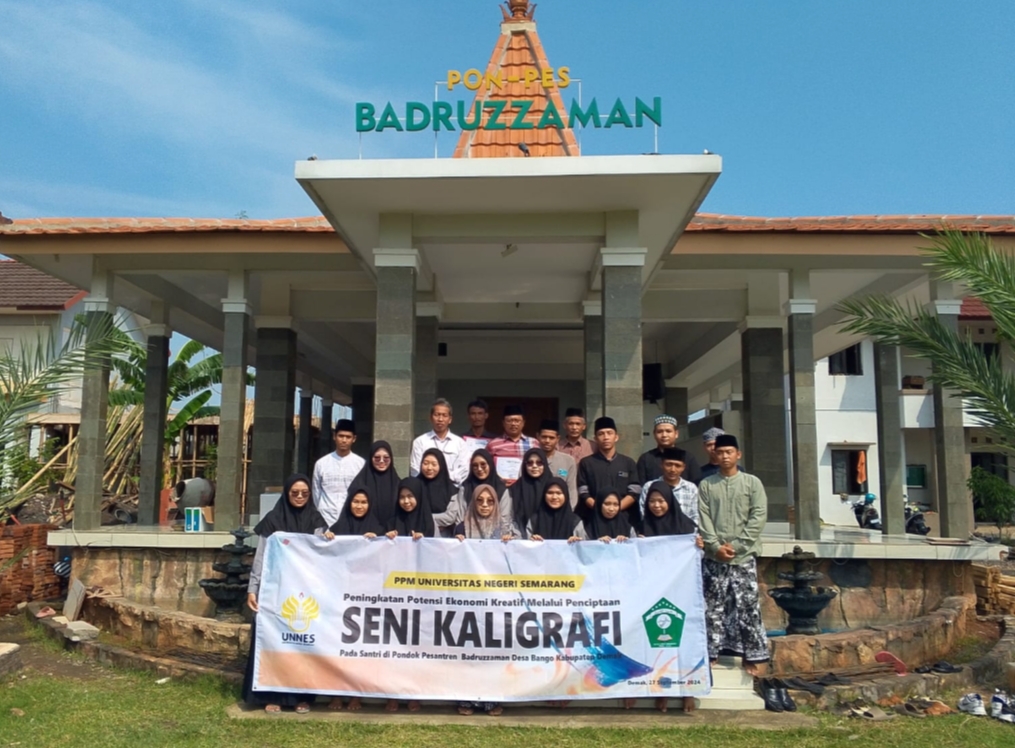 PENGABDIAN: Tim Pengabdian Unnes melakukan pengabdian masyarakat bertajuk "Peningkatan Potensi Ekonomi Kreatif Melalui Penciptaan Seni Kaligrafi" di Ponpes Badruzzaman, Desa Bango, Kabupaten Demak.