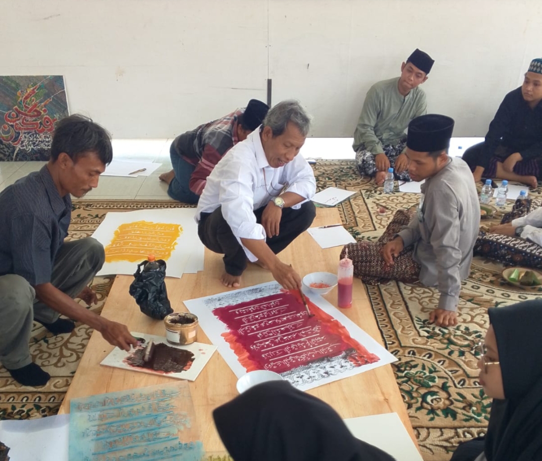 PENGABDIAN: Ketua tim pengabdian masyarakat dari Universitas Negeri Semarang (Unnes) Dr. Eko Haryanto, M.Ds saat memberikan pelatihan seni kaligrafi kepada santri.