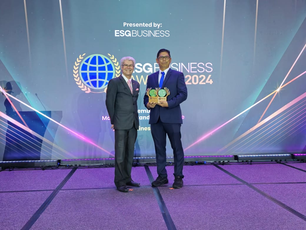 Head Country Singapore Charlton Media Group Simon Hyatt (kiri) menyerahkan penghargaan ESG Business Awards bagi PLN kepada Executive Vice President Pelayanan Human Capital Suparyanto (kanan).
