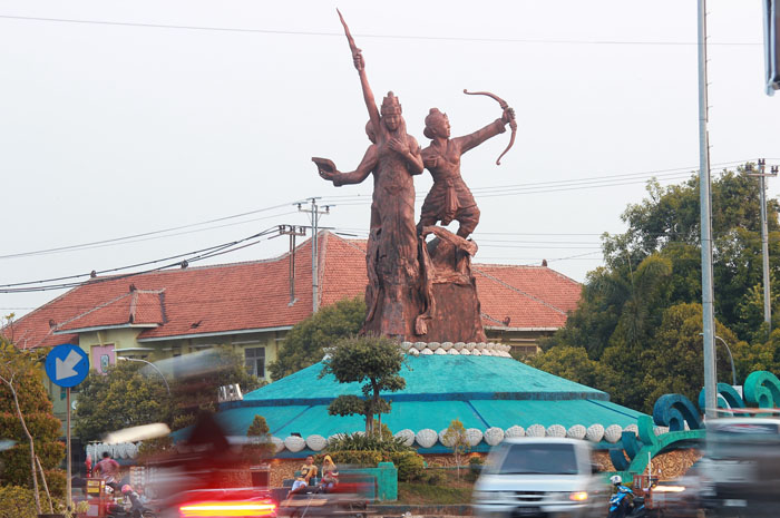 BARU: Masyarakat melintas di sekitar Monumen 3 Wanita Pejuang Jepara. Pemkab Jepara berencana membangun Monumen Ratu Kalinyamat di waktu yang akan datang.
