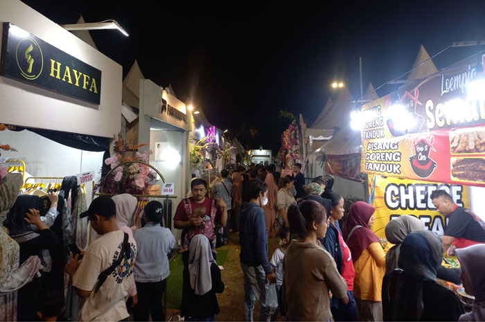 PADAT: Muria Summer Festival dibuka di Alun-alun Simpang Tujuh Kudus pada Jumat (27/9) lalu.
