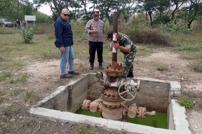 CEK: Jajaran petinggi BUMD PT Blora Patra Energi (BPE) saat mengecek Sumur Wonosemi 1 bersama jajaran Polsek Banjarejo.