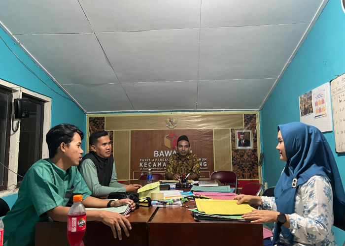 DIPERPANJANG: Petugas Bawaslu Jepara berdiskusi dalam pendaftaran PTPS belum lama ini.