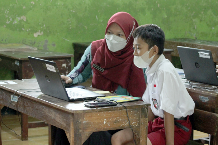 PERSIAPAN: Seorang guru mendampingi siswanya dalam pelaksanaan simulasi ANBK belum lama ini.