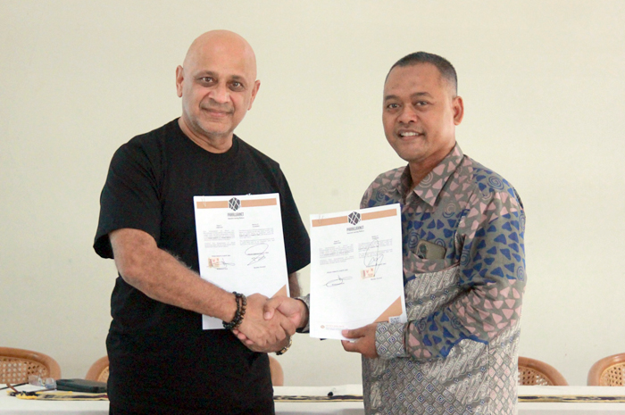 SAH: Pimpinan Alfa Academy Mokhamad Faris menyerahkan MoU dengan CEO Parallaxnet Mazhar Durrani.