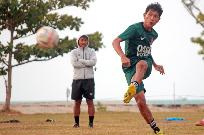 SEMANGAT: Para punggawa Persijap Jepara mengikuti latihan finishing di lapangan Pantai Bandengan belum lama ini.