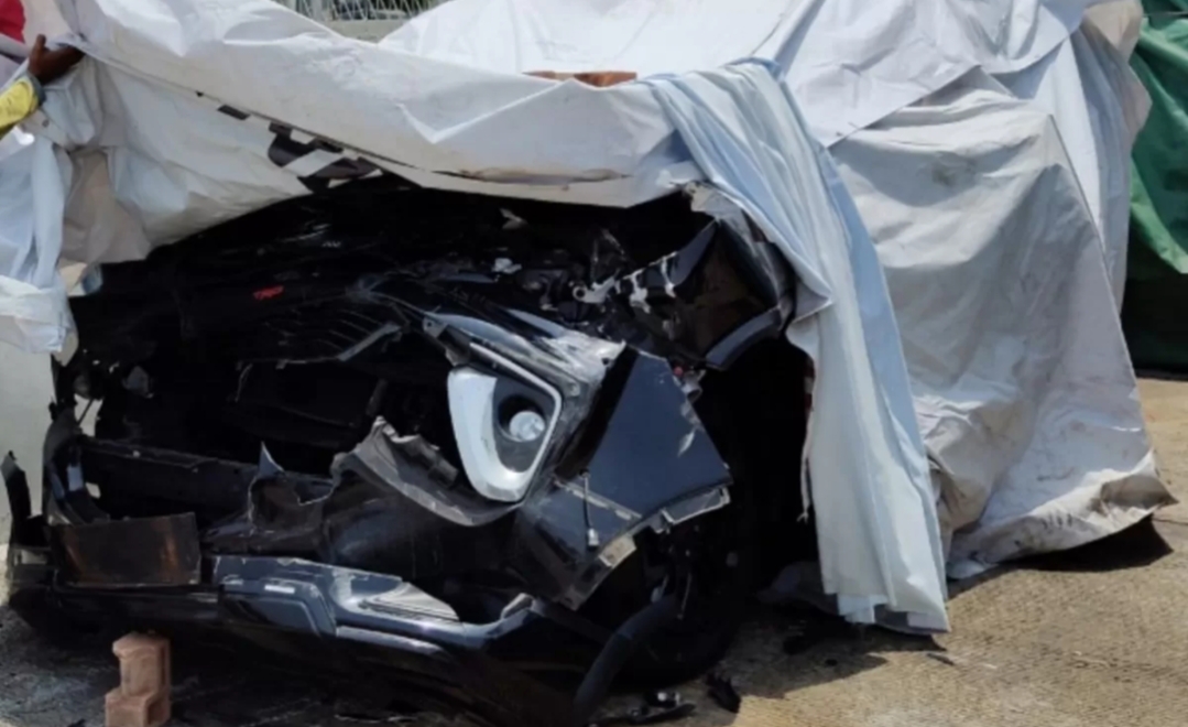 RINGSEK: Mobil yang ditumpangi Kapolres Boyolali ringsek usai mengalami kecelakaan di Tol Batang-Semarang pada Selasa (1/10) dini hari.
